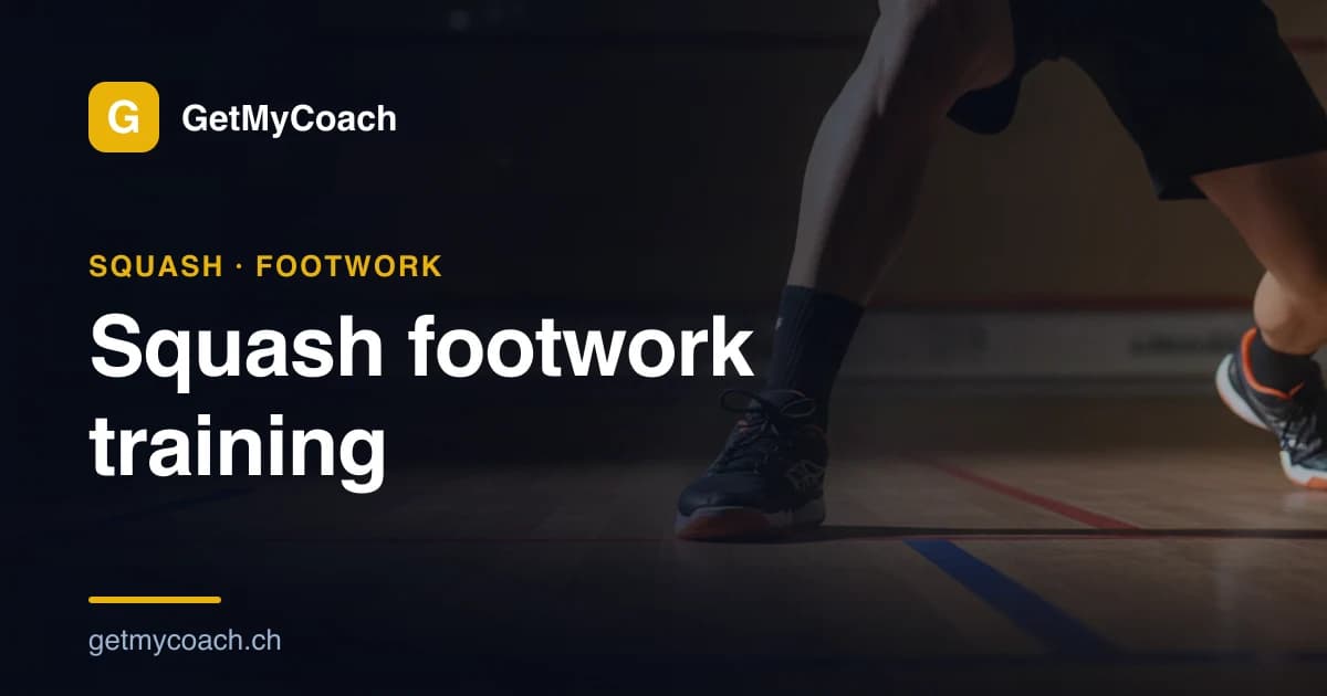 Füsse und Beine eines Squashspielers mitten im Split-Step auf dem Court, bereit zum Abstossen — Titelgrafik für den GetMyCoach-Guide zum Squash-Footwork-Training.
