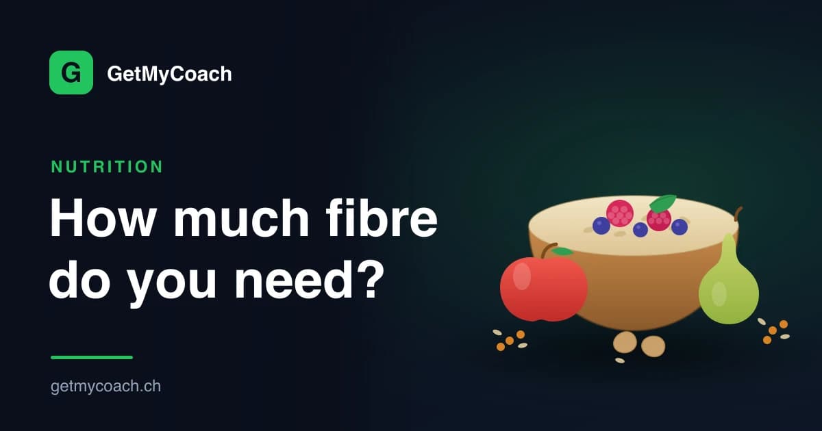 Eine flache Illustration ballaststoffreicher Lebensmittel auf dunklem GetMyCoach-Hintergrund — eine Haferbowl mit Himbeeren und Heidelbeeren, ein Apfel, eine Birne, Linsen und Mandeln; Titelgrafik für den ehrlichen Guide zu Fibermaxxing.