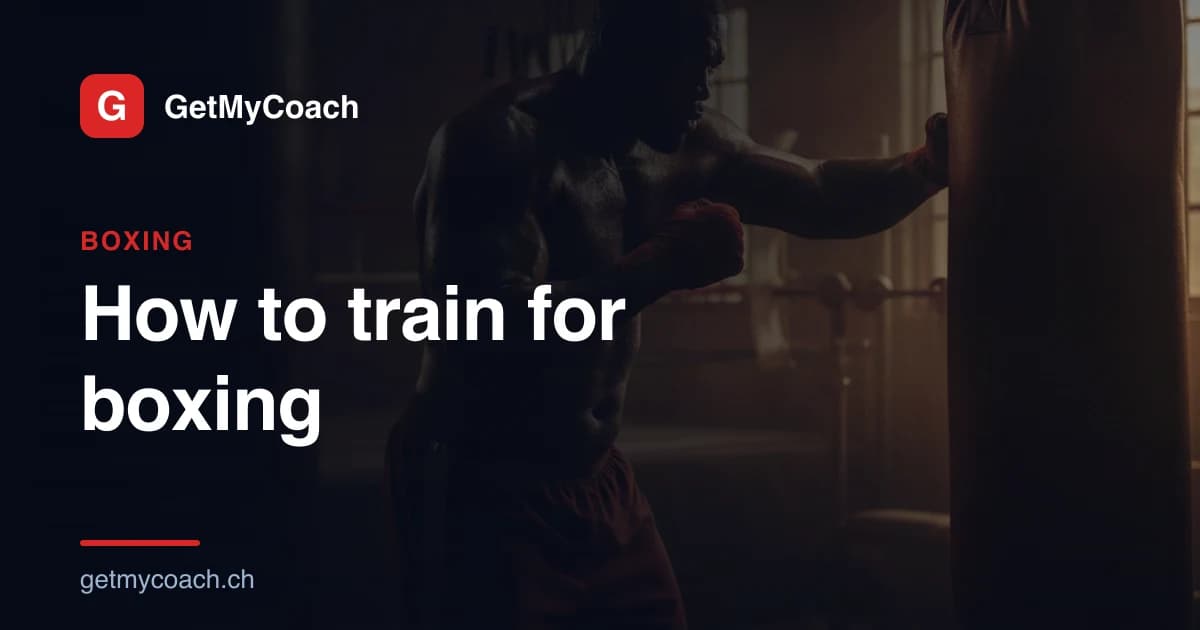 Ein Schwergewichtsboxer beim Training am Sandsack — GetMyCoach-Artikel über die körperliche Vorbereitung fürs Boxen.