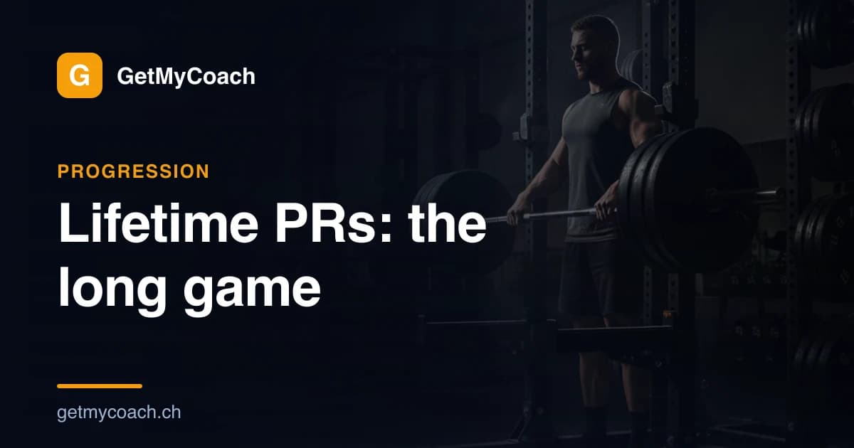 Eine beladene Langhantel im Squat-Rack unter dramatischem Gym-Licht — GetMyCoach-Titelgrafik für den Artikel über Lifetime PRs und persönliche Rekorde.